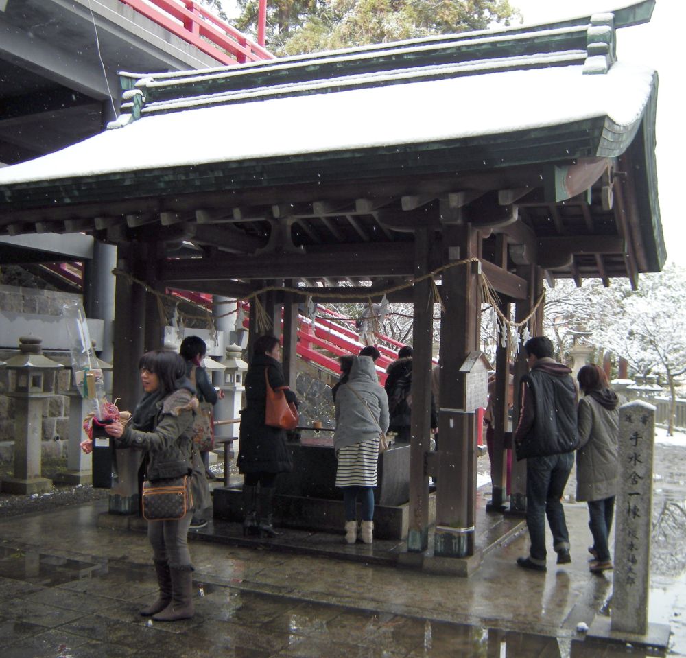 写真：八幡朝見神社のてみずや