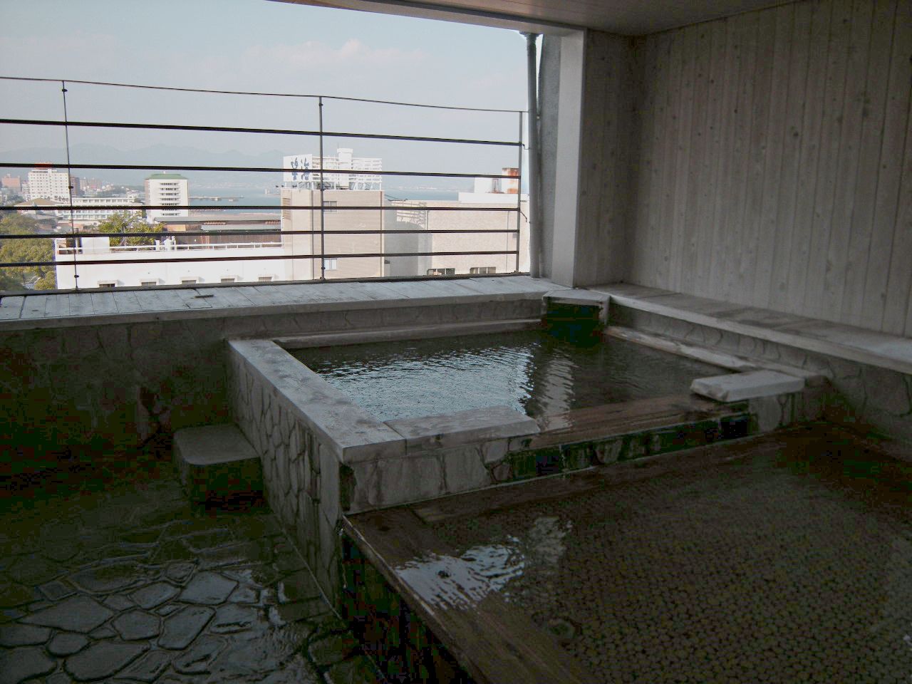 別府のホテル「ゆわいの宿竹ノ井」8階温泉展望風呂からの風景
